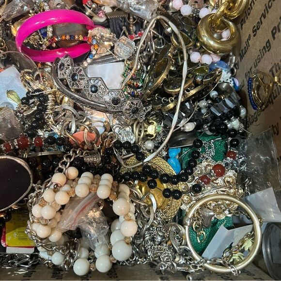 3 LB Jewelry Mystery Box | Vintage, DIY, Scrap, Repair, Craft, Junk Drawer Lot - Picture 6 of 7